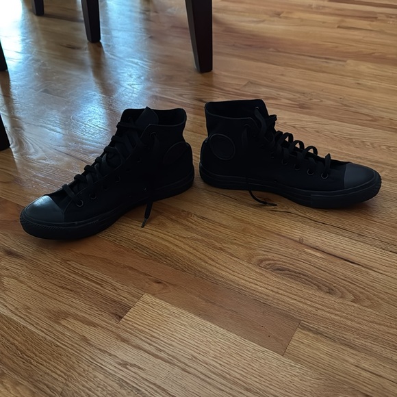 Converse canvas hi tops
Men’s 9/Women’s 11 - Picture 2 of 4